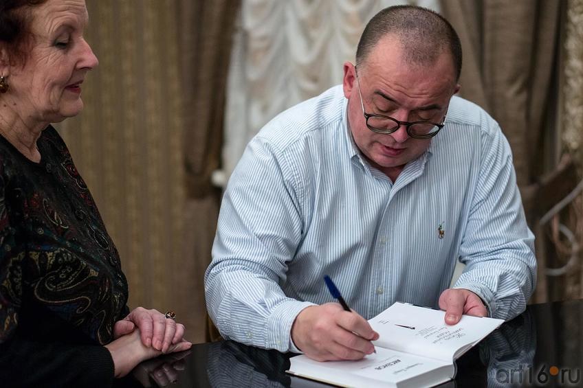 Фото №123626. Раздача автографов, Дмитрий Петров