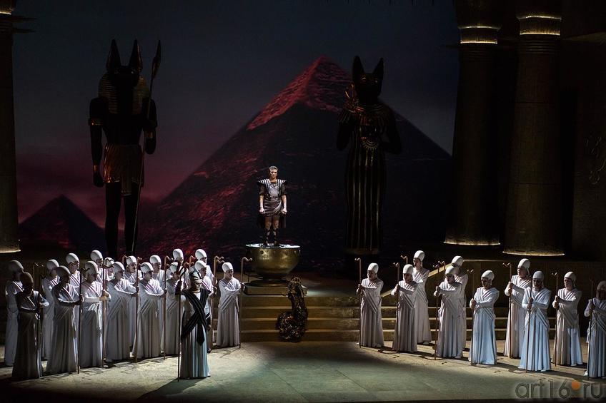 Фото №124464.  Приговор — изменник будет живым погребен в подземелье