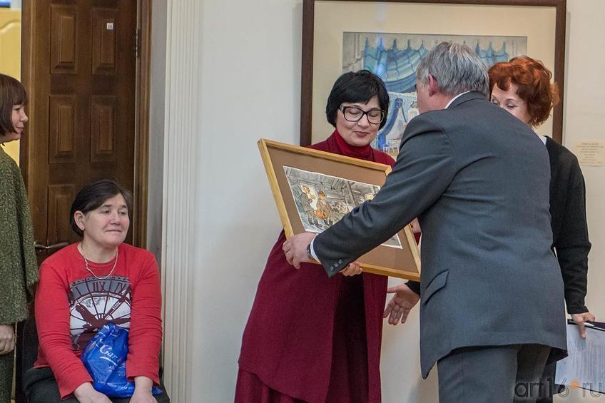Фото №124836. Передача картины Э.Гельмса в дар ГМИИ РТ. Розалия Нургалеева, Рафаэль Халиуллов