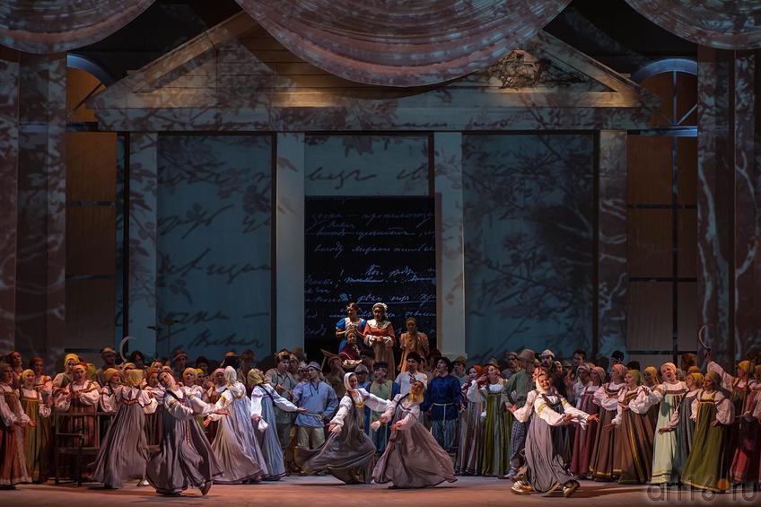 Фото №133997. Крестьяне пришли поздравить барыню с урожаем.  Хор и пляска крестьян