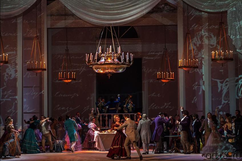 Фото №134081. Зал в доме Лариных. Бал в честь именин Татьяны. В быстром вальсе кружатся пары