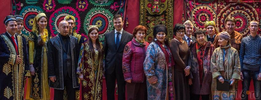 Фото №135977. Групповой портрет с открытия выставки "Восточный караван", Казань, февраль 2013