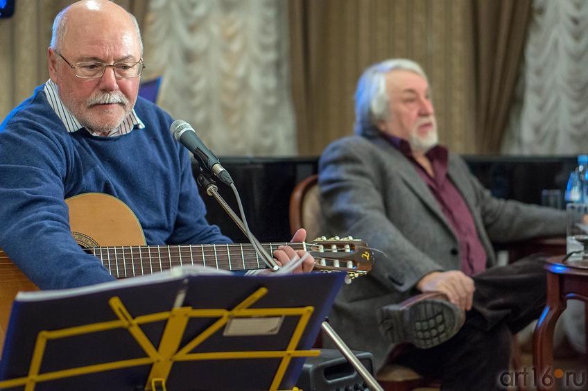 Фото №136153. Александр Жуков, Юрий Кублановский в Доме Аксенова. 8.02.2013