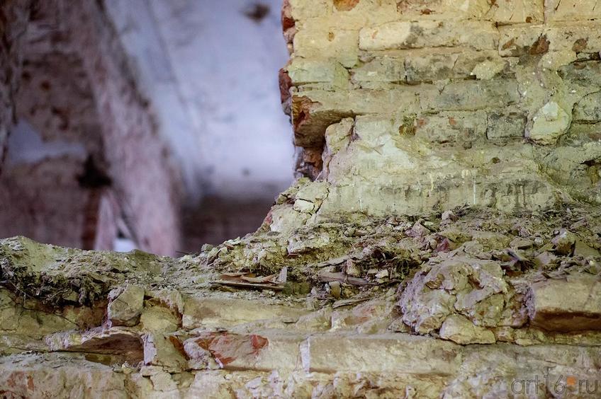 Фото №136744. Внутренняя капитальная перегородка после снятия штукатурки (фрагмент)