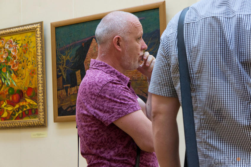 Фото №84759. Ильгизар Хасанов. Размышления у картины