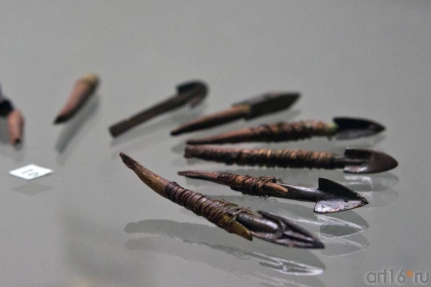 Фото №102591. Наконечники стрел с фрагментами древков, Бронза, кость, дерево Arrowheads Bronze, bone, wood