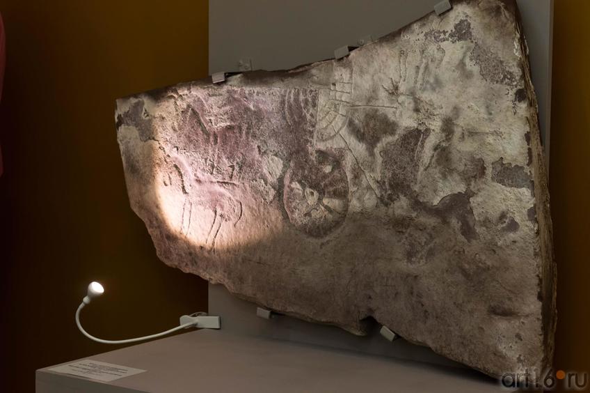 Фото №102601. Плита с выбитым изображением колесницы и лошадей VIII-VII в. до н.э. 