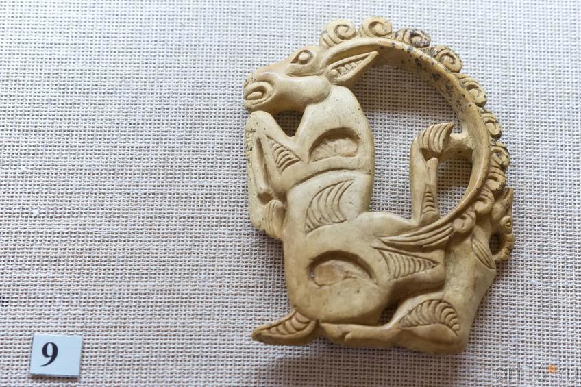 Фото №102621. Парные пряжки в виде резных фигур горных козлов 