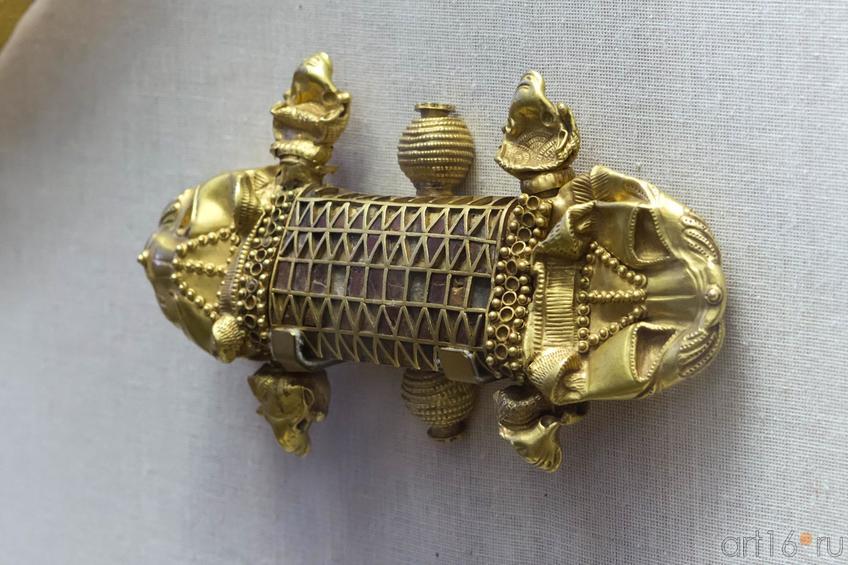 Фото №102651. Деталь ручки трона с изображениями львиных голов и цветов граната