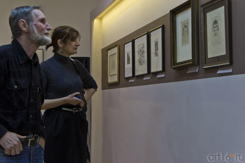 Фото №76592. У офорта Эдварда Мунка на открытии выставки в Манеже