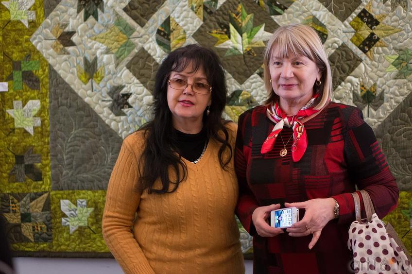 Фото №144725. На фоне покрывала «Листопад». Работа Н.Л.Кузнецовой