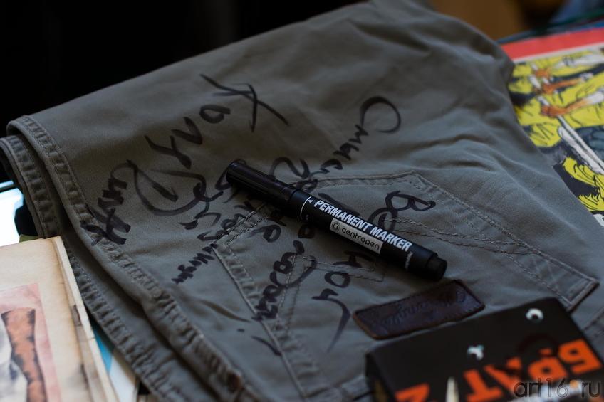 Фото №146329. Пожелания Сергея Бобунца на потертых джинсах