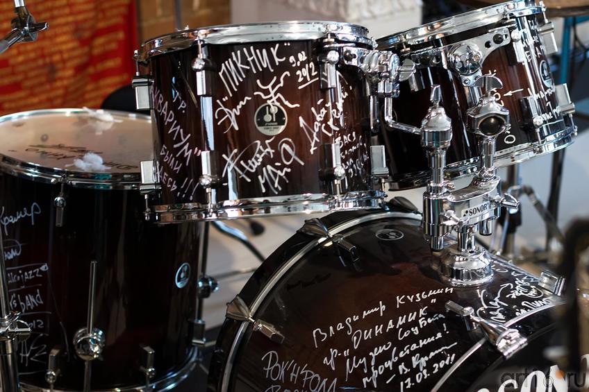 Фото №146347. Легендарная ударная установка с автографами музыкантов