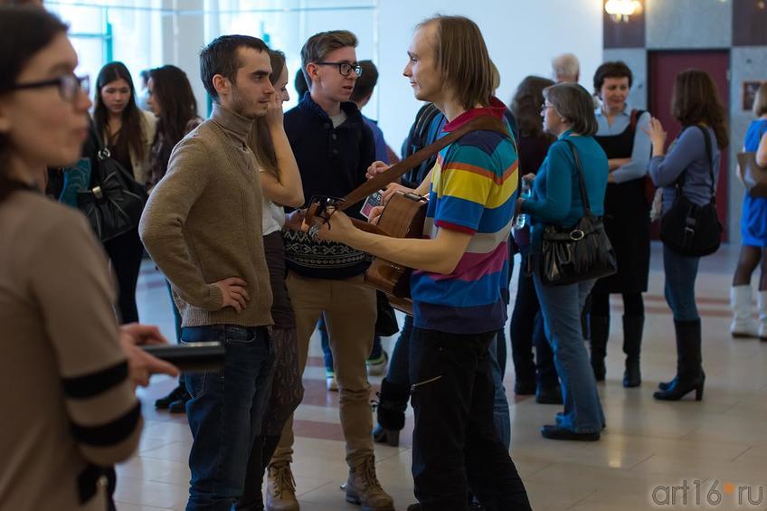 Фото №146790. В фойе МЦ "Ак Барс". Региональный молодежный фестиваль бардовской песни 