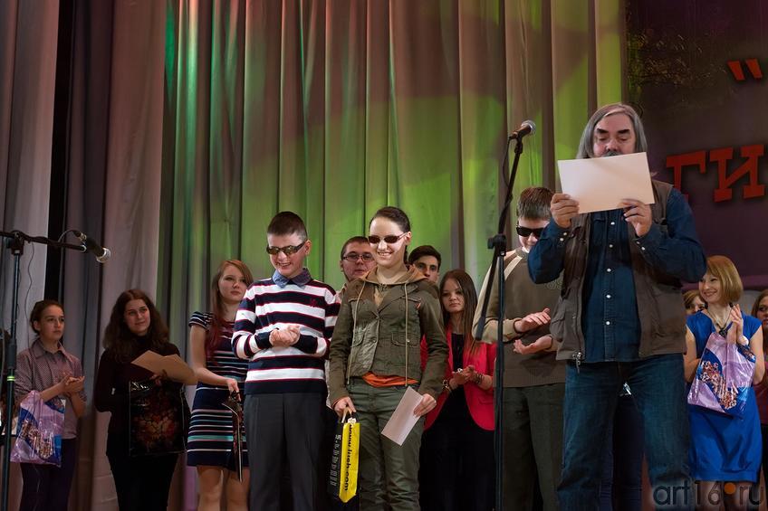 Фото №147084. Награждается анс."НеЗаМи" (Лауреат) 