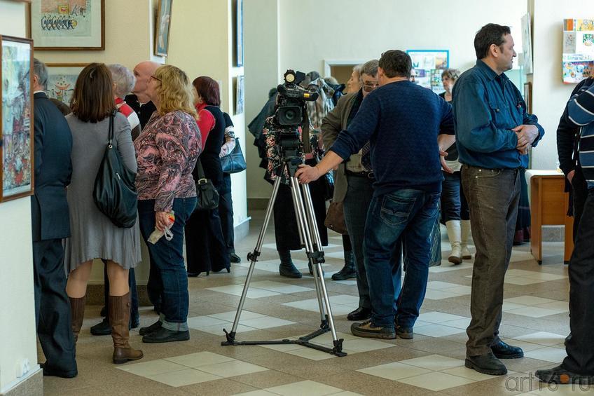 Фото №147191. На открытии первоапрельской выставки карикатуры