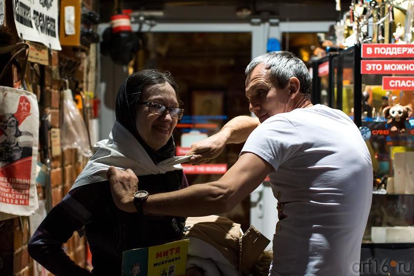 Фото №147427. Рустем Валиахметов примерят платок на шее Наили Ахуновой