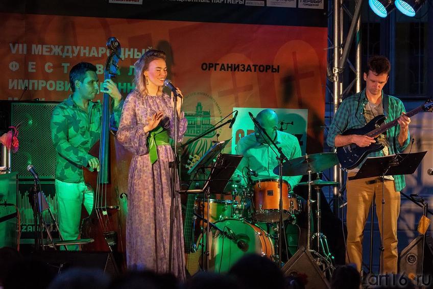 Фото №171527. С.Хутас, В.Визбор, Д.Ткебучава,...Джаз в усадьбе Сандецкого. 15.08.2013