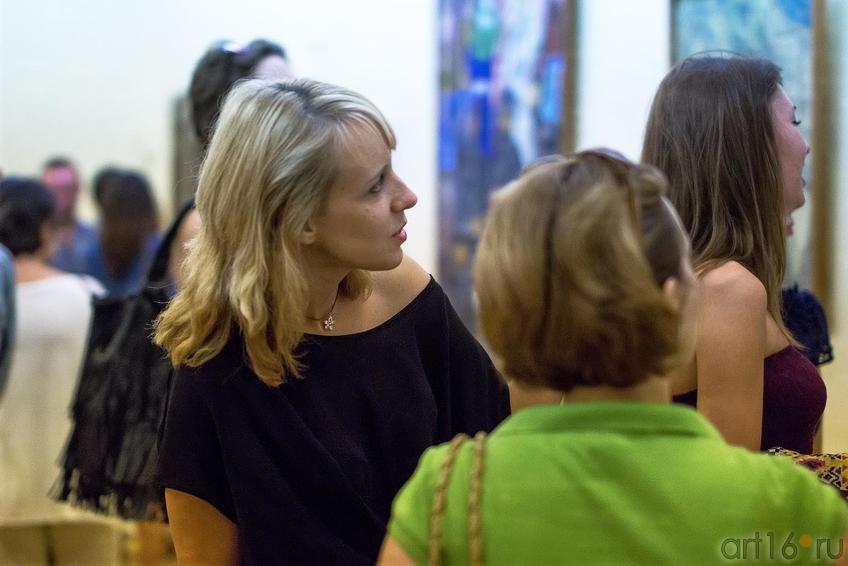 Фото №171613. На выставке "Русский авангард из коллекции ГМИИ РТ".  Джаз в усадьбе Сандецкого, 15 августа 2013