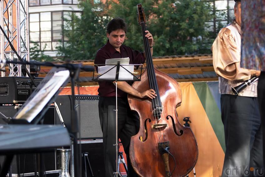 Фото №172145. Дмитрий Соломатин (контрабас). Ансамбль клезмерской музыки "Симха"