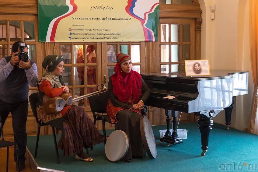 Фото №176350. Хила Фейзнур (тар) и Асаль Милакзаде (дафе)