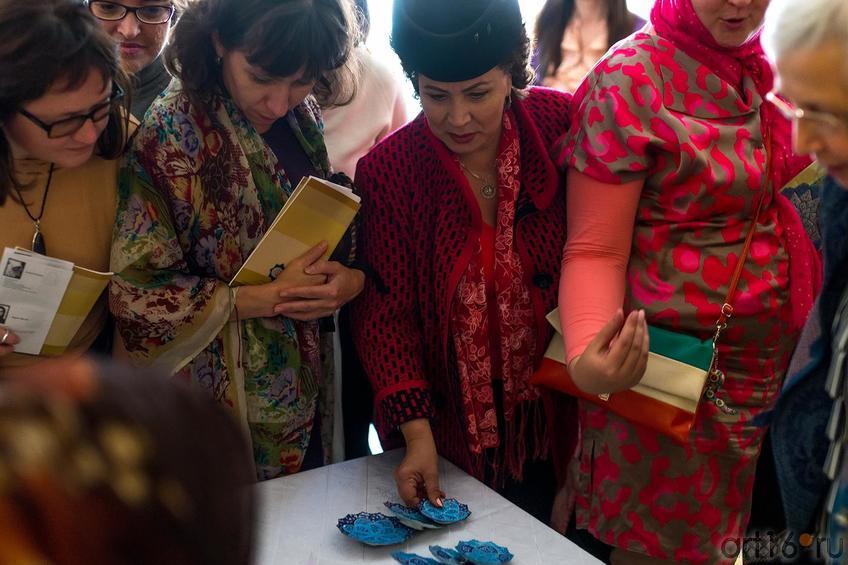 Фото №176410. Возле стола Нергес Могани (роспись керамики)