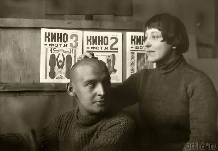 Фото №179287. Михаил Кауфман. Александр Родченко и Варвара Степанова в мастерской на фоне обложек журнала «Кино-фот» 1924