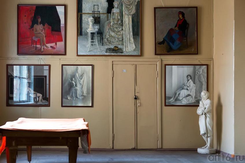 Фото №179934. В коридоре Работы выпускников КХУ разных лет