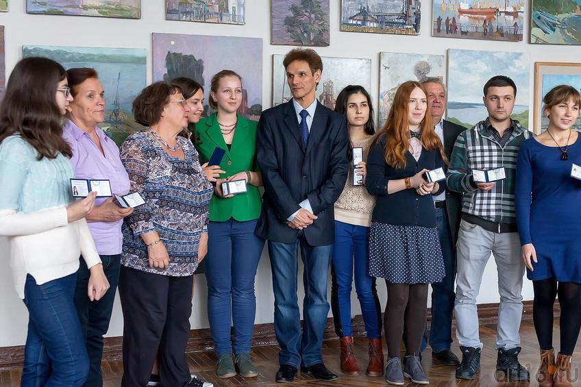 Фото №179994. Махмут Вагапов с первокурсниками. Вручение студенческих билетов.