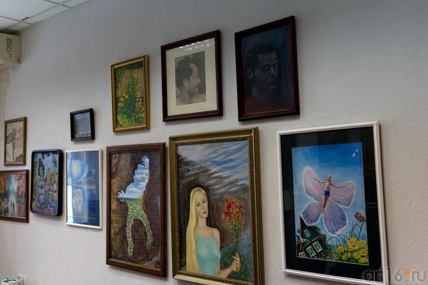 Фото №209136. Работы А.Мушинского  на стене в кабинете