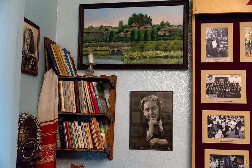 Фото №217089. Фрагмент экспозиции. Гариф Ахунов. Арский музей литературы и  искусства