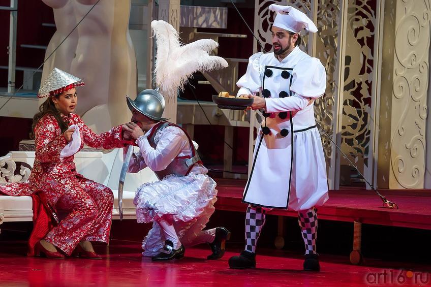 Фото №221887. Сеньор служивый, вы долг почтенья и уваженья к домовладельцу забыли вовсе, но я, поверьте, унять сумею ваш гнев сейчас