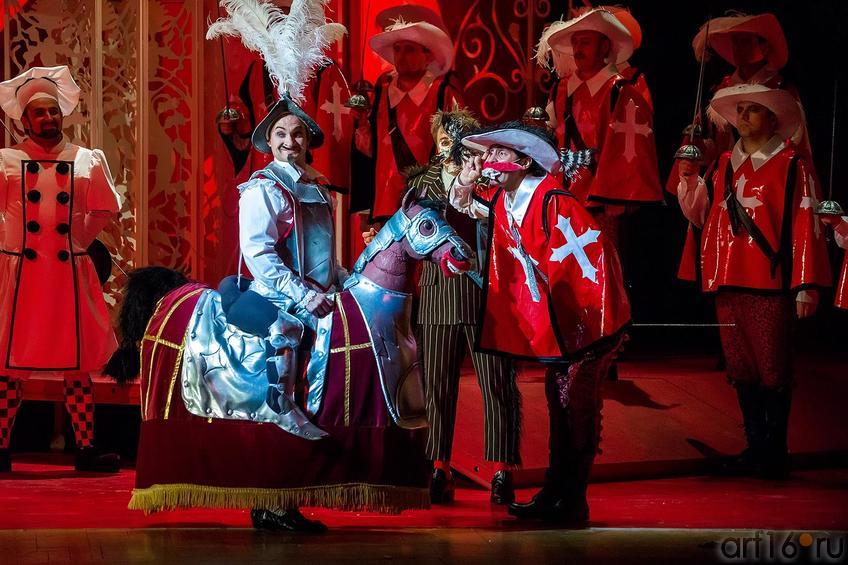 Фото №221911. Офицер, прочитав, почтительно кланяется и делает знак солдатам отойти на свои места. Общее изумление