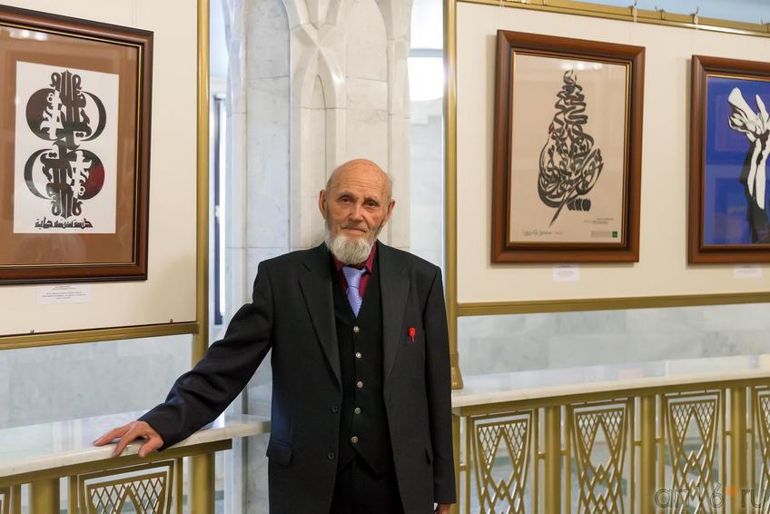 Фото №223659. Попов Владимир Александрович на фоне своих работ