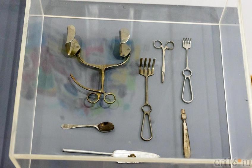 Фото №225713. ЛЕВЫЙ ПРИКАЗ (фрагмент).  Алексей Трубецков. Саратов.  Инсталляция. 2014