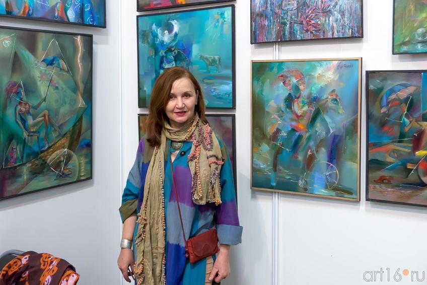 Фото №225966. Альфия Масхут, "Айсель" (Самарканд), на фоне работ В.Повариниса