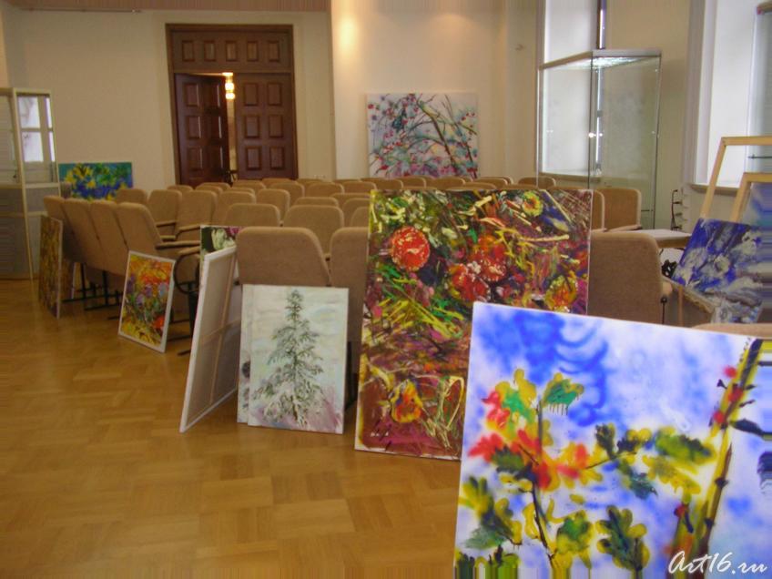 Фото №2423. Выставочный зал в процессе построения экспозиции