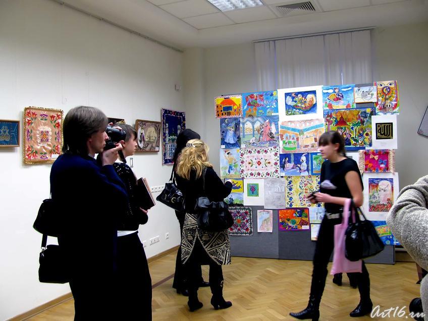 Фото №24578. Знакомство с экспозицией выставки "Ковёр-самолёт"