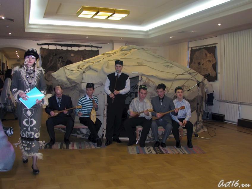 Фото №25287. Перед началом официального открытия выставки