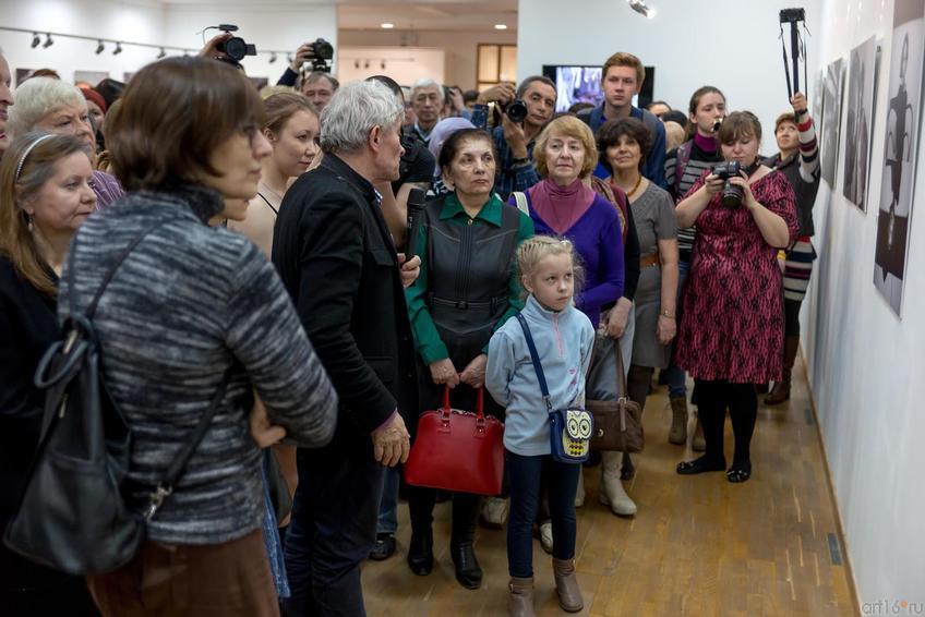 Фото №256148. Экскурсия по выставке с В.Сычевым