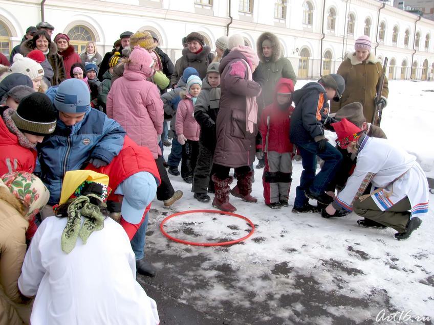 Фото №29050. Соревнуются две команды: Сусленики и Масленики