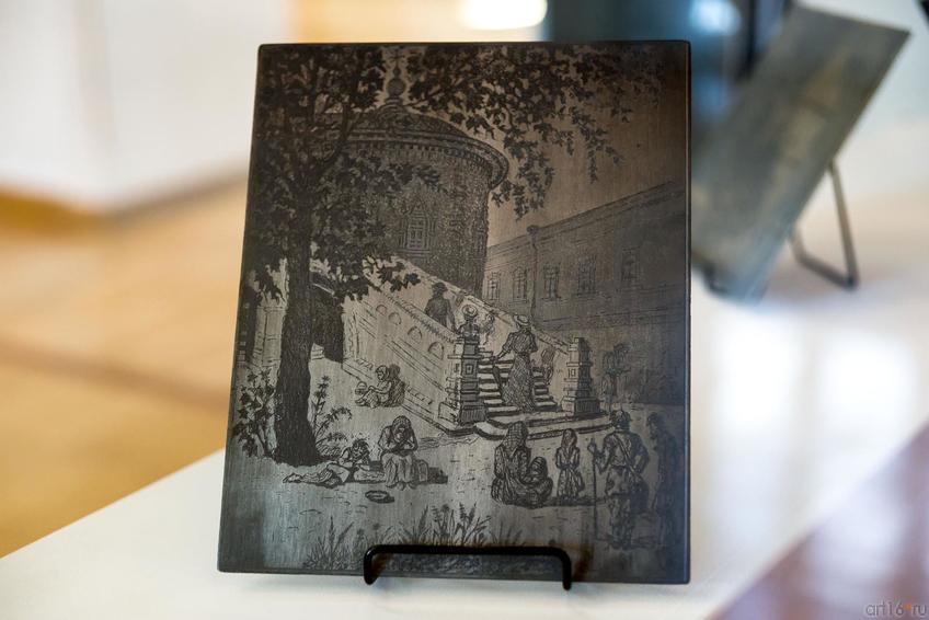 Фото №313807. МАВРОВСКАЯ МАГДАЛИНА КОНСТАНТИНОВНА. 1914-2012 У ПЕТРОПАВЛОВСКОГО СОБОРА. НИЩИЕ. 1987 Цинковая доска