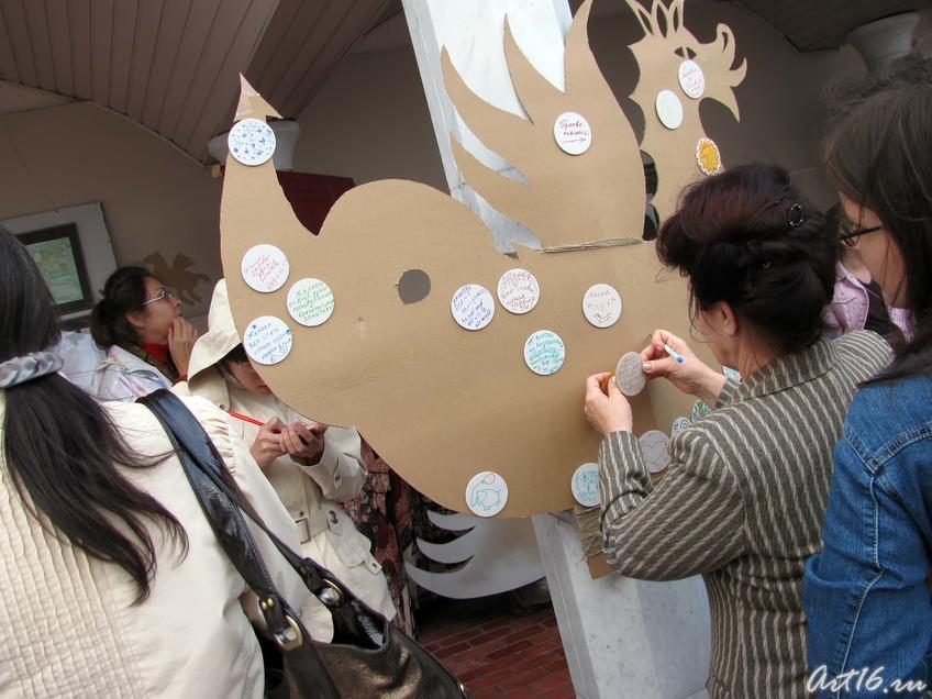 Фото №33066. Крылатый Зилант принимает пожелания "Эрмитажу-Казань"