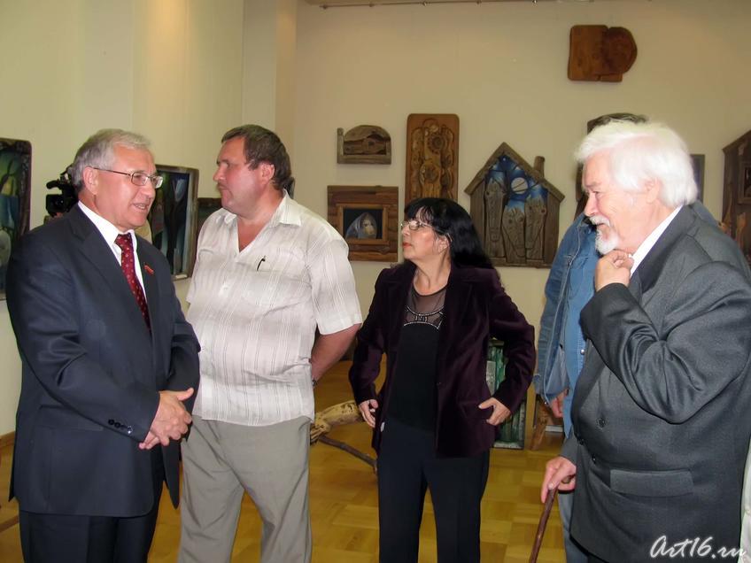 Фото №34121. Перед открытием выставки Асхана Фатхутдинова