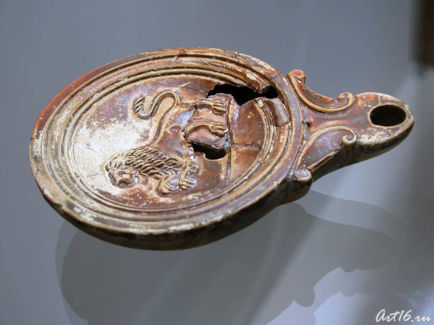 Фото №35444. Светильник римского типа. на щитке:Лев в прыжке. На плечиках: рельефные кольца