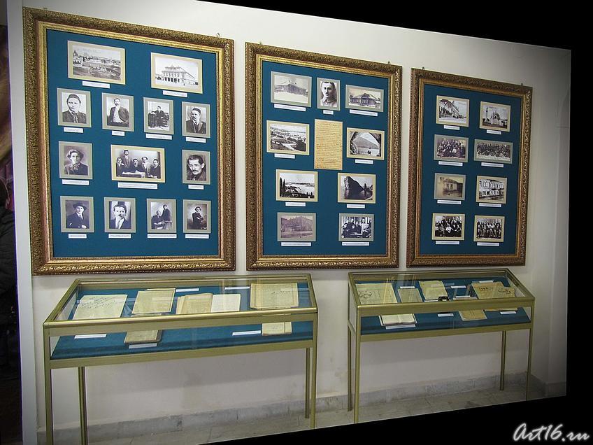 Фото №36105. Стенды с фотографиями друзей Шарифа Камала