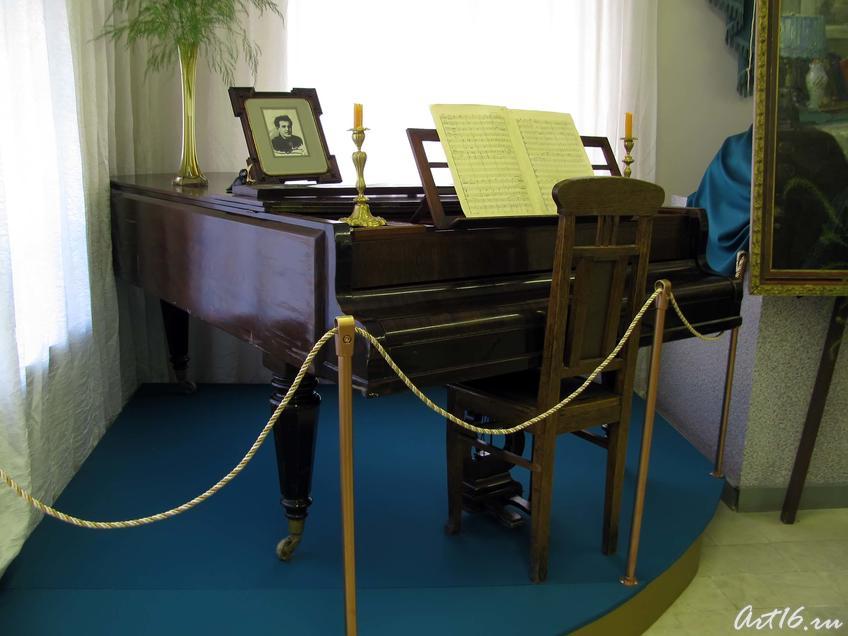 Фото №36145. Рояль, подарок Ш. Камала дочери Зайнаб, Ваза для цветов, подарок К. Наджми