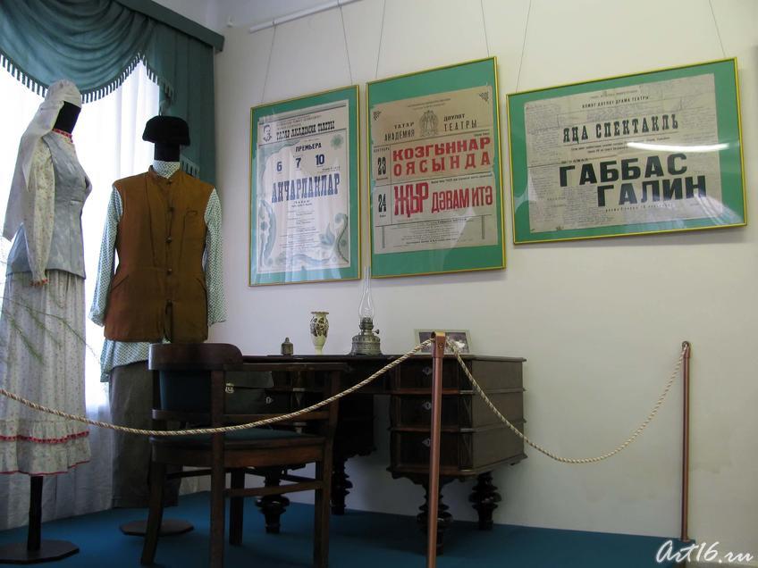 Фото №36150. Интерьер сцены, афиши, стол с керосиновой лампой