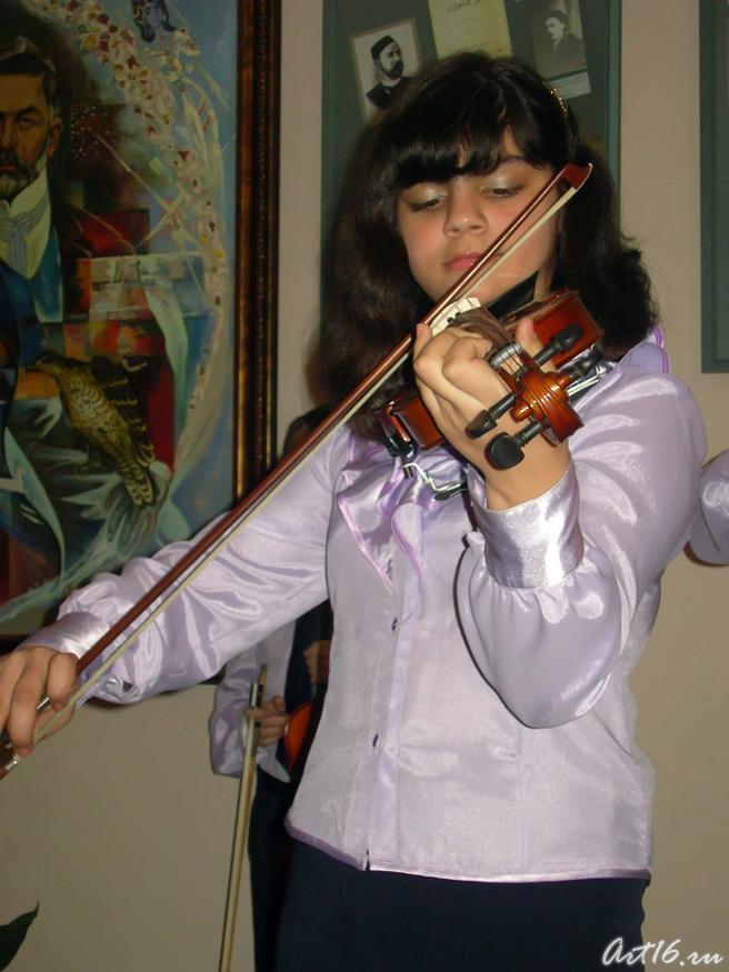 Фото №37410. Исполнительница скрипичного ансамбля «Эврика»