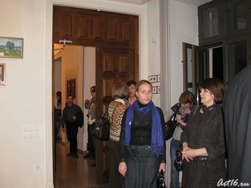 Фото №37639. Гости выставки «Иное время года» собираются